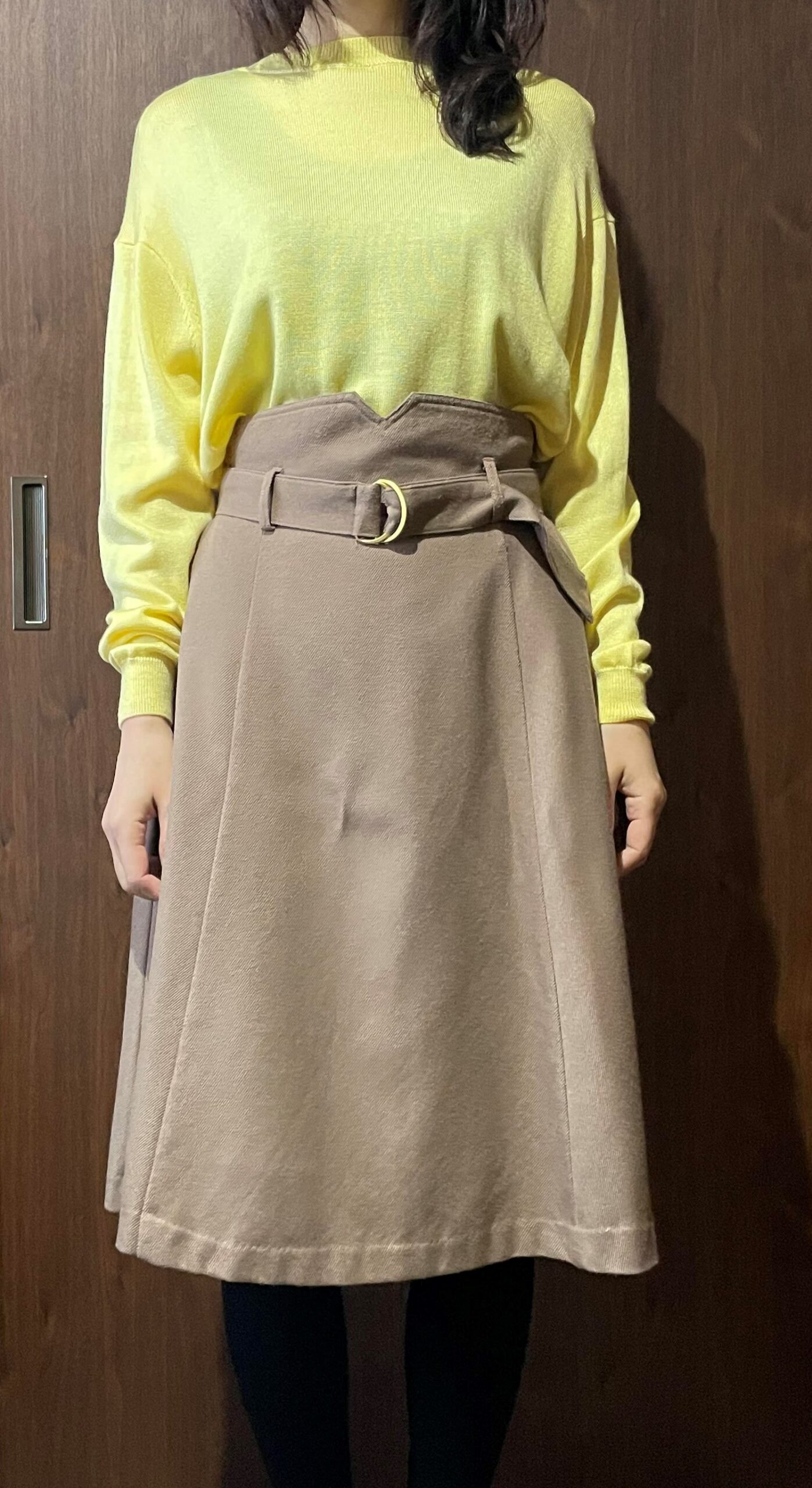 黄色×ベージュスカート