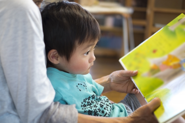 読み聞かせをしてもらう子ども