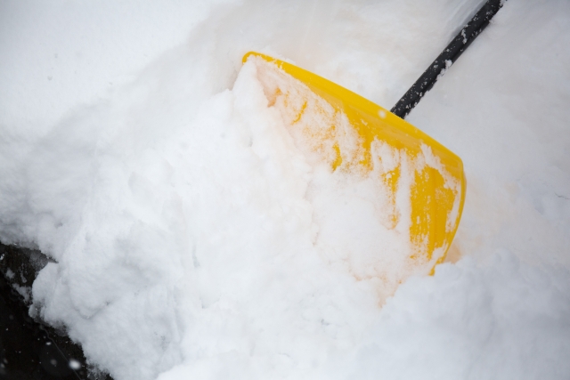 消費カロリーを増やしたいなら、雪かきの仕方に工夫をする