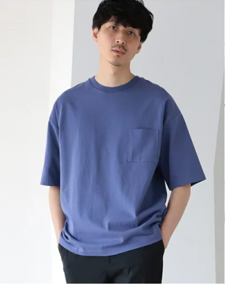 厚みとハリ感のある素材でぬけ感のあるシルエットがポイントのTシャツ