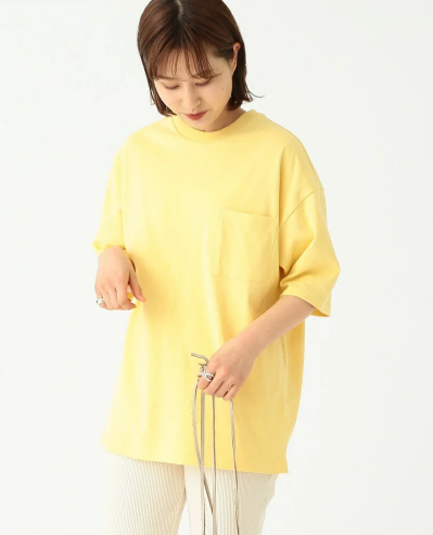 厚みとハリ感のある素材でぬけ感のあるシルエットがポイントのTシャツ2